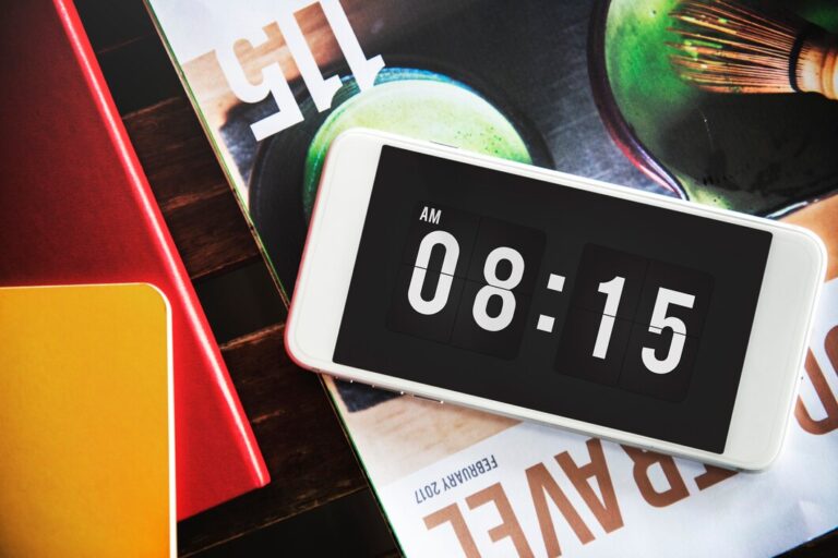 time-smartphone-screen_53876-16162